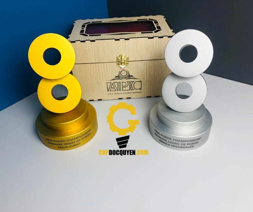 Cúp vinh danh trao giải Poker số 8
