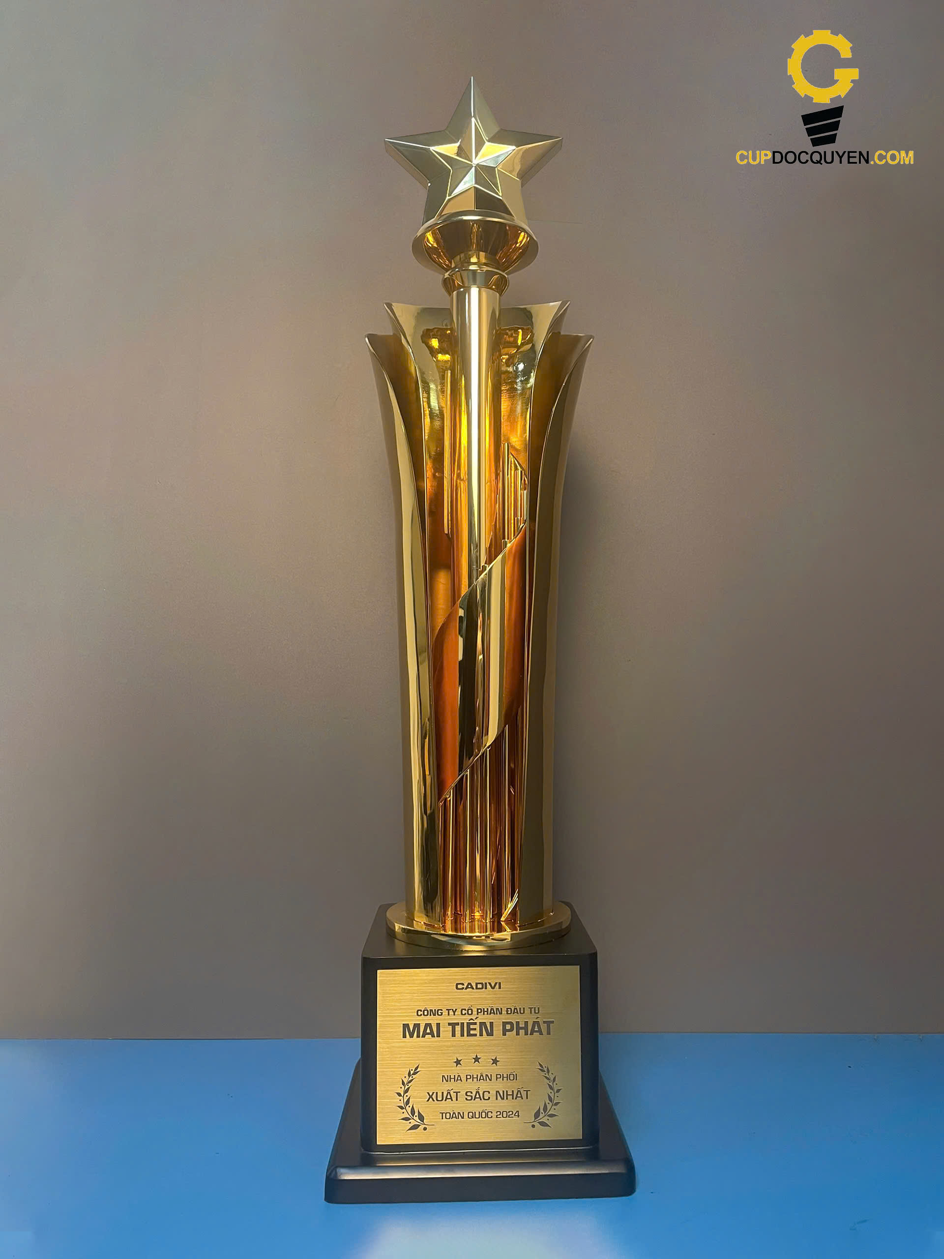 cup-doc-ban-kim-loai-ma-vang