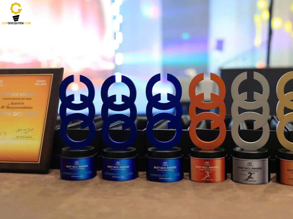 cúp kỷ niệm chương toyota logo chữ cái