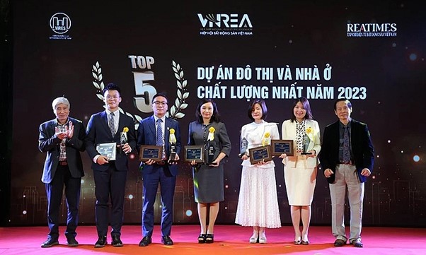 Cúp vinh danh đơn vị bất động sản uy tín 1