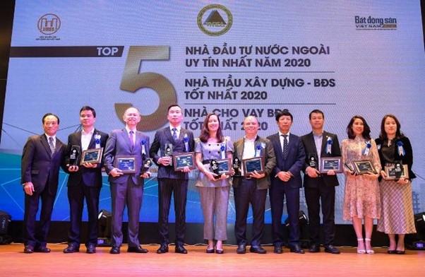 Cúp vinh danh đơn vị bất động sản uy tín 4