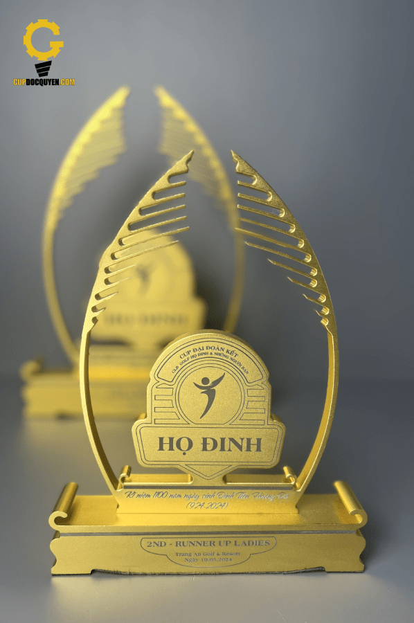 Cúp vinh danh kim loại