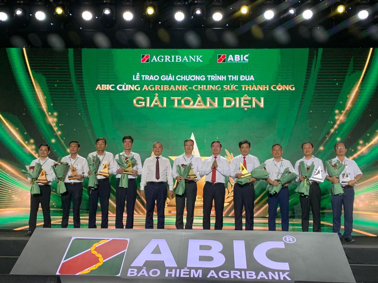 Cúp vinh danh kỷ niệm chương ngân hàng Agribank 3
