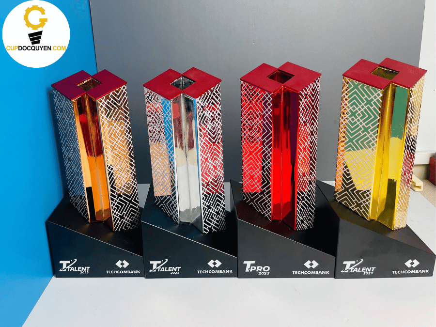 Cúp vinh danh ngân hàng techcombank