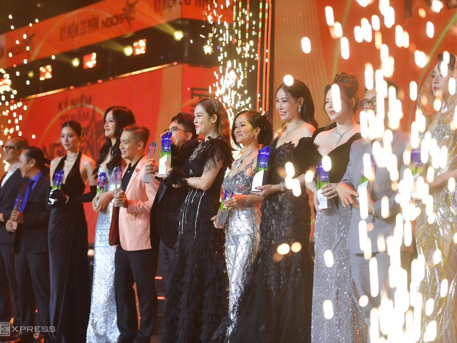 Cúp vinh danh ngôi sao của năm