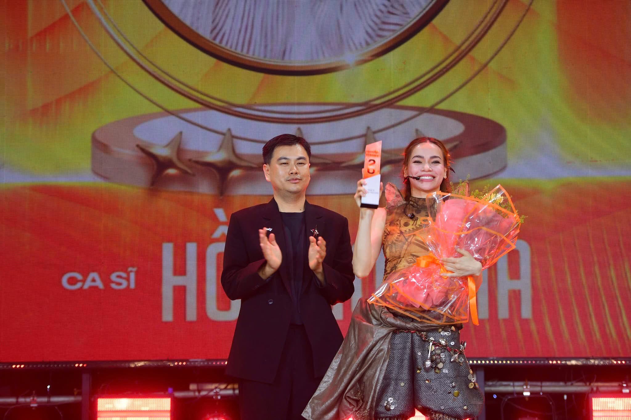 cúp vinh danh ngôi sao của năm