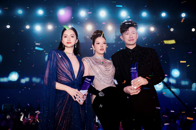 cúp vinh danh ngôi sao của năm 2023