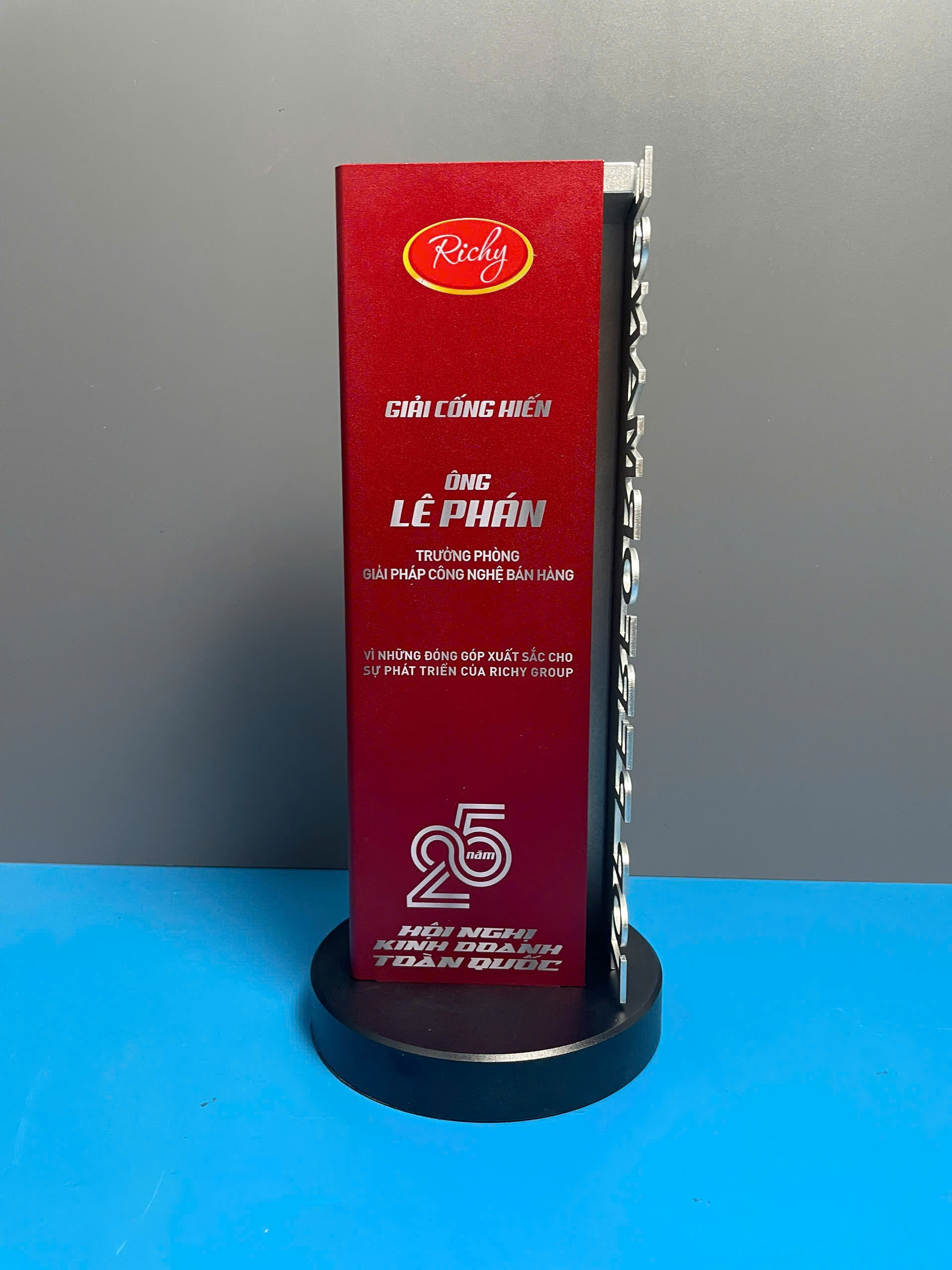 cup-vinh-danh-nhan-vien-xuat-sac