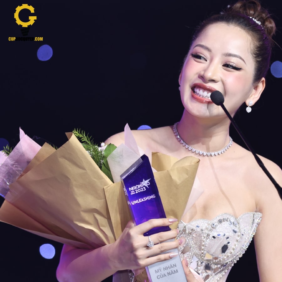 Chi Pu với chiếc cúp vinh danh pha lê bởi Cúp Độc Quyền