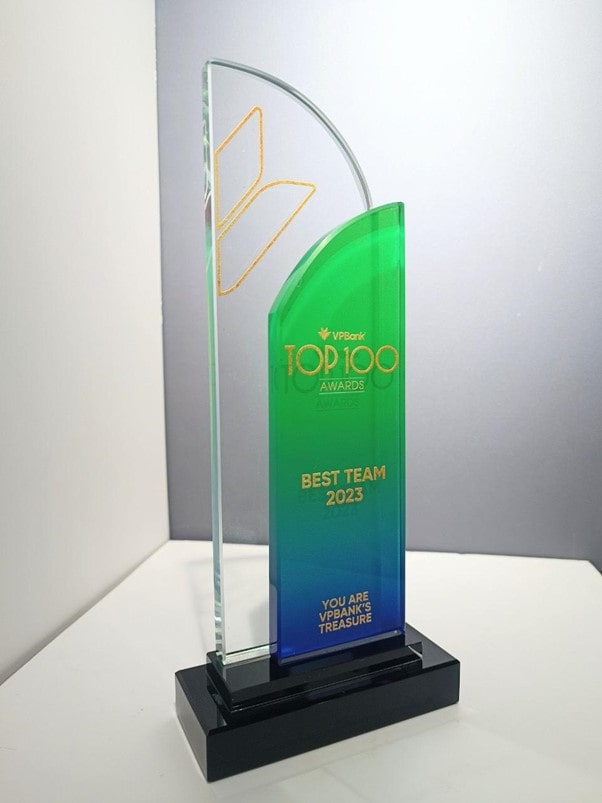 Một sản phẩm cúp thuỷ tinh sáng tạo