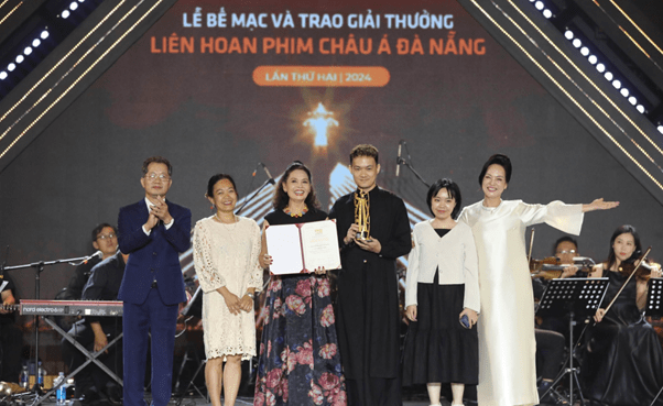 Cúp vinh danh với ý nghĩa tôn vinh sự nỗ lực, cống hiến