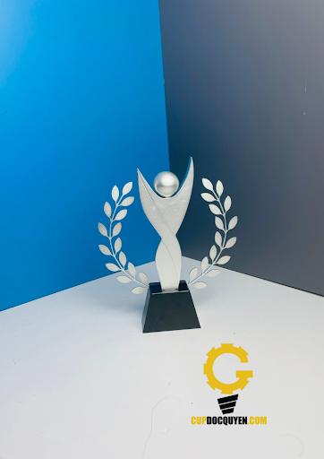 Hinh-anh-cup-vinh-danh-ca-nhan-xuat-sac