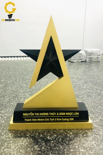 Hinh-anh-cup-vinh-danh-ca-nhan-xuat-sac