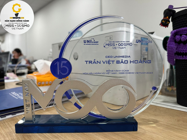 Kỷ niệm chương pha lê món quà tinh tế