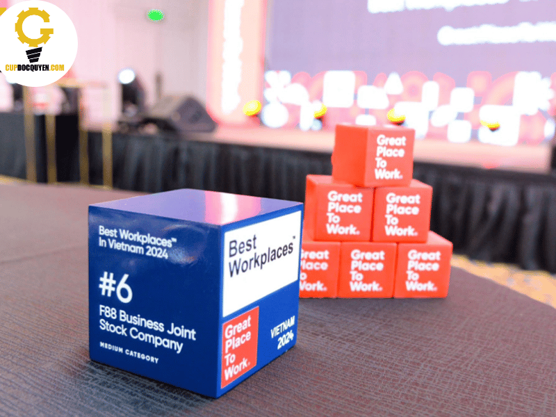 làm cúp vinh danh hình lập phương