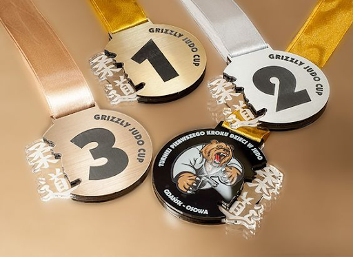 Lam-huy-chuong-gia-re