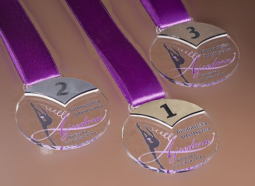 Lam-huy-chuong-gia-re