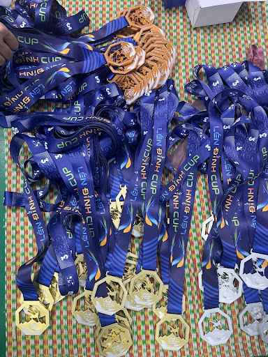 Lam-huy-chuong-gia-re