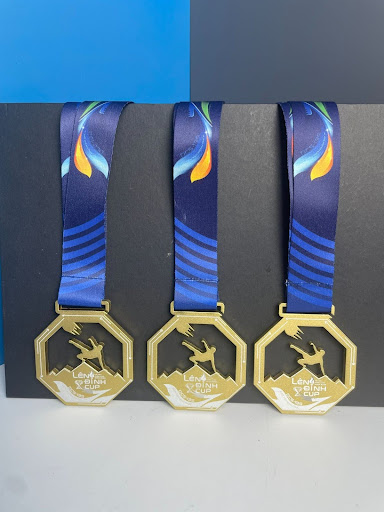 Lam-huy-chuong-theo-yeu-cau