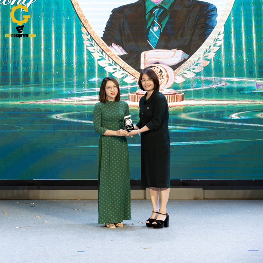 Mẫu cúp kim loại số 5 trên khán đài