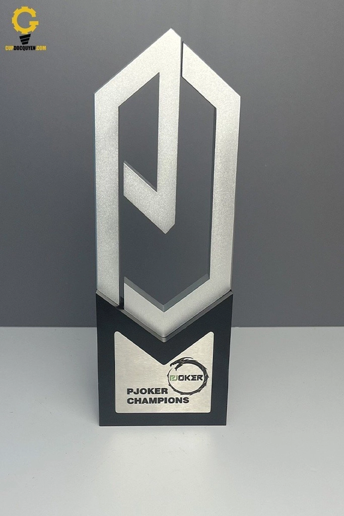 xuong-san-xuat-cup-poker-theo-thiet-ke-rieng
