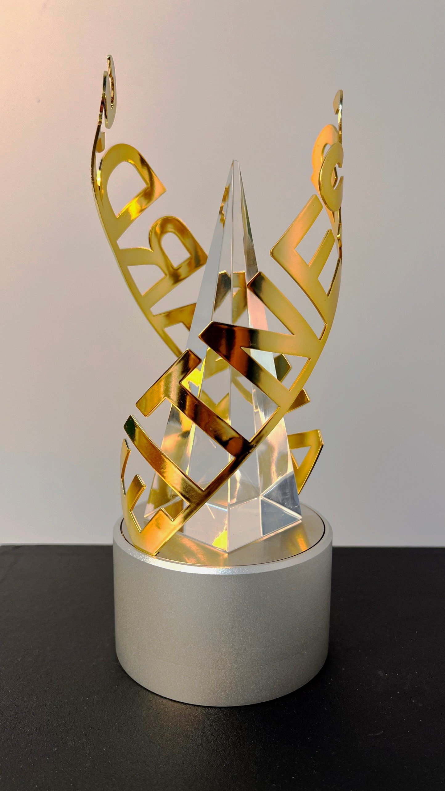 Cúp sáng tạo theo yêu cầu chất liệu pha lê và kim loại