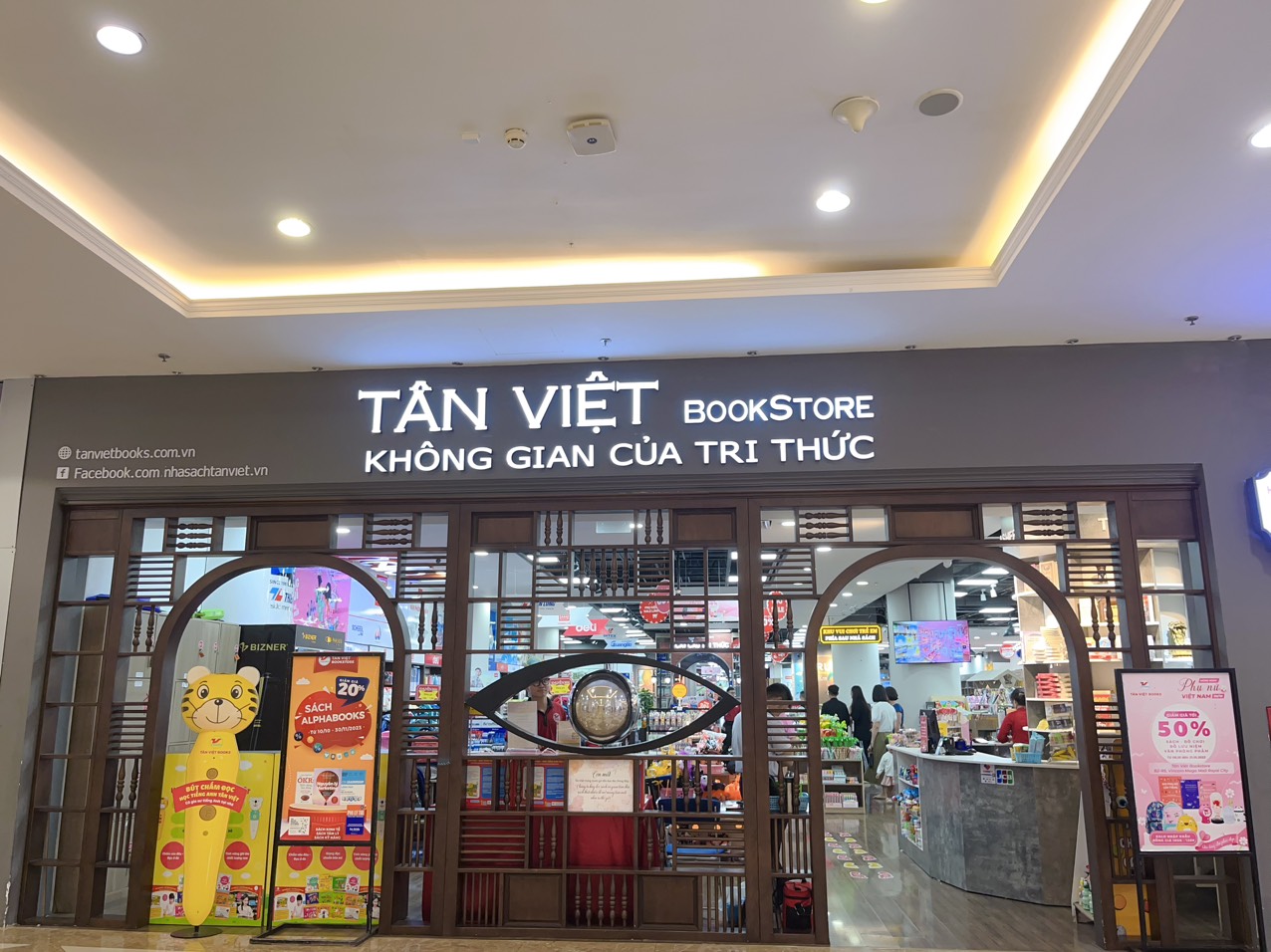 Tân Việt Bookstore