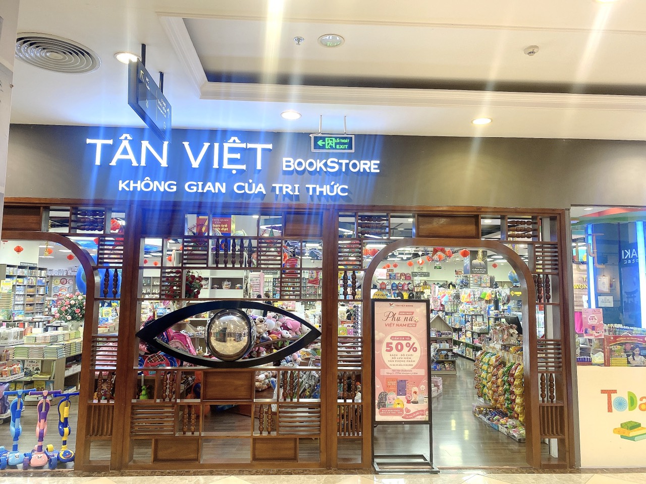 Tân Việt Books Vincom Lý Bôn