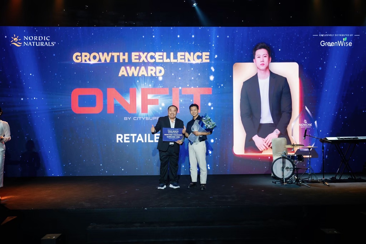Đại diện Founder ONFIT anh Cao Khanh nhận giải thưởng Growth Excellence Award 2026 từ Nordic Naturals