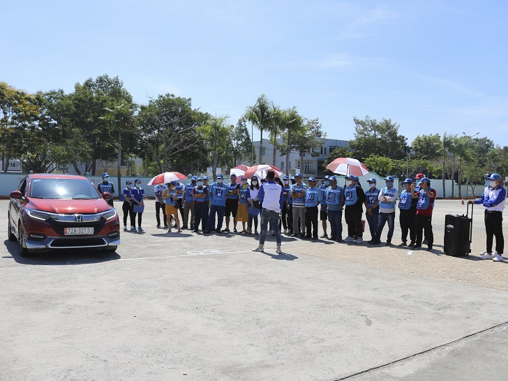 Đại diện Honda Ôtô Bà Rịa Vũng Tàu - Bà Rịa hướng dẫn các kỹ năng lái xe an toàn cho học viên