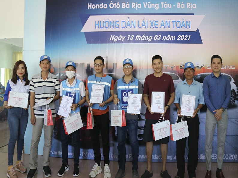 Honda Ôtô Bà Rịa Vũng Tàu - Bà Rịa trao giấy chứng nhận và tặng quà lưu niệm cho các học viên
