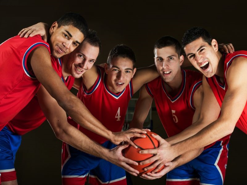 Mỗi đội chơi bóng rổ chỉ có 5 người trên sân