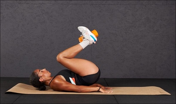 Bài tập thách thức cơ bụng Knees to Chest