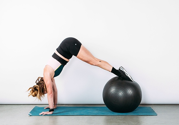 Bài tập bụng dưới cùng ghế tập