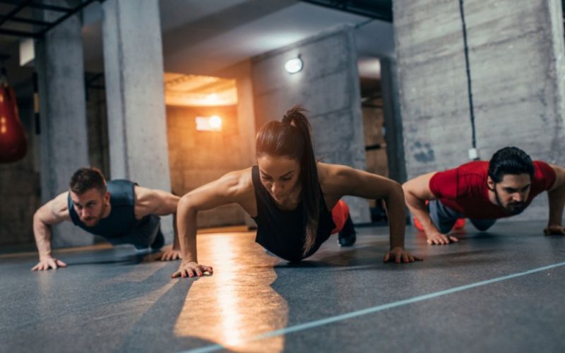 Luyện tập hít đất cùng mọi người