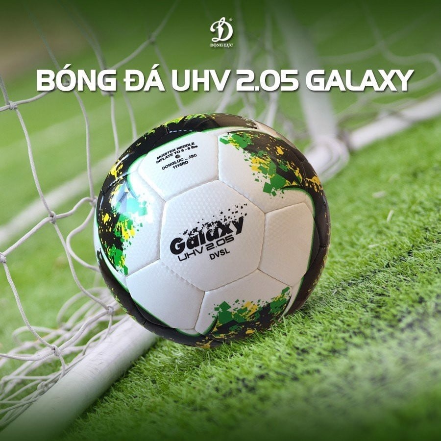Thực tế quả bóng đá Fifa Quality UHV 2.05 Galaxy số 5 trên sân cỏ
