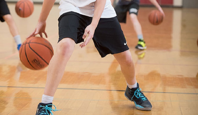 Cách để rèn luyện sự khéo léo cho con khi chơi bóng rổ