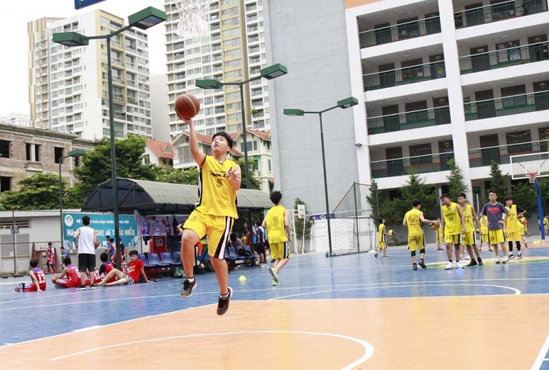 Tập ném bóng vào rổ