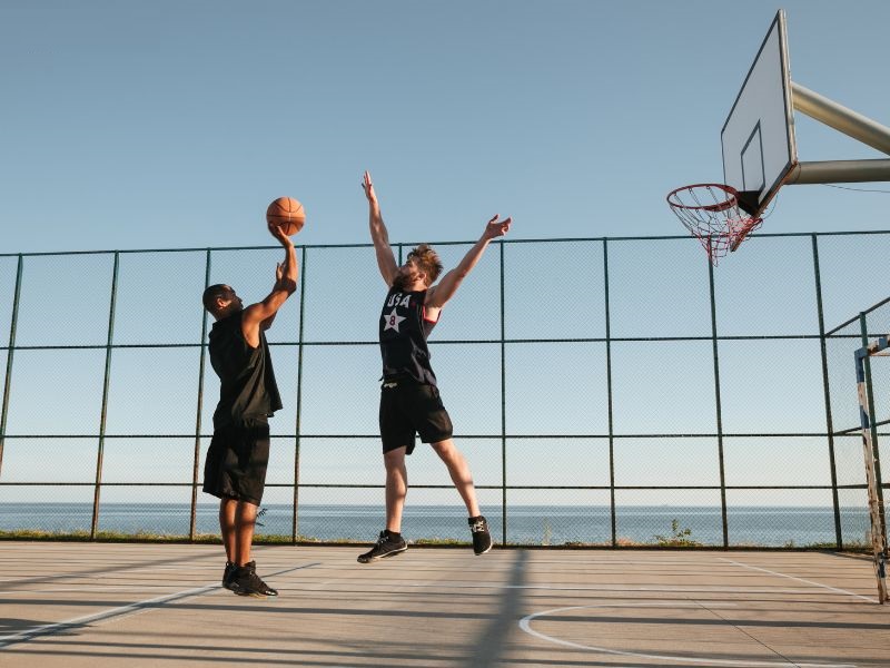 Hãy bật nhảy để ném bóng vào trong rổ