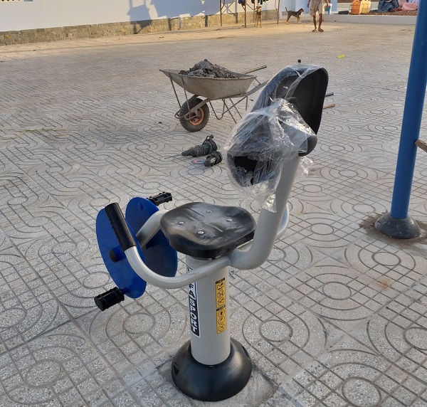 Hình ảnh lắp đặt xe đạp tựa lưng ngoài trời