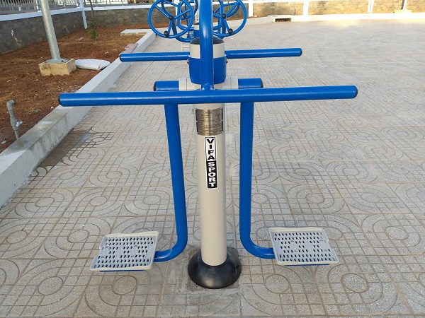 Hình ảnh thiết bị tập lưng eo ngoài trời