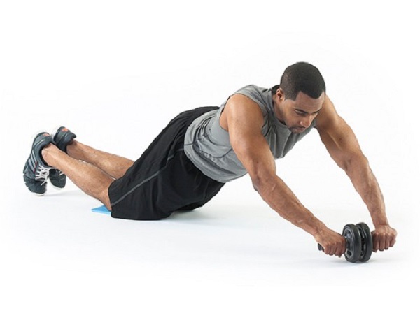 Bài tập tập bụng cùng với con lăn