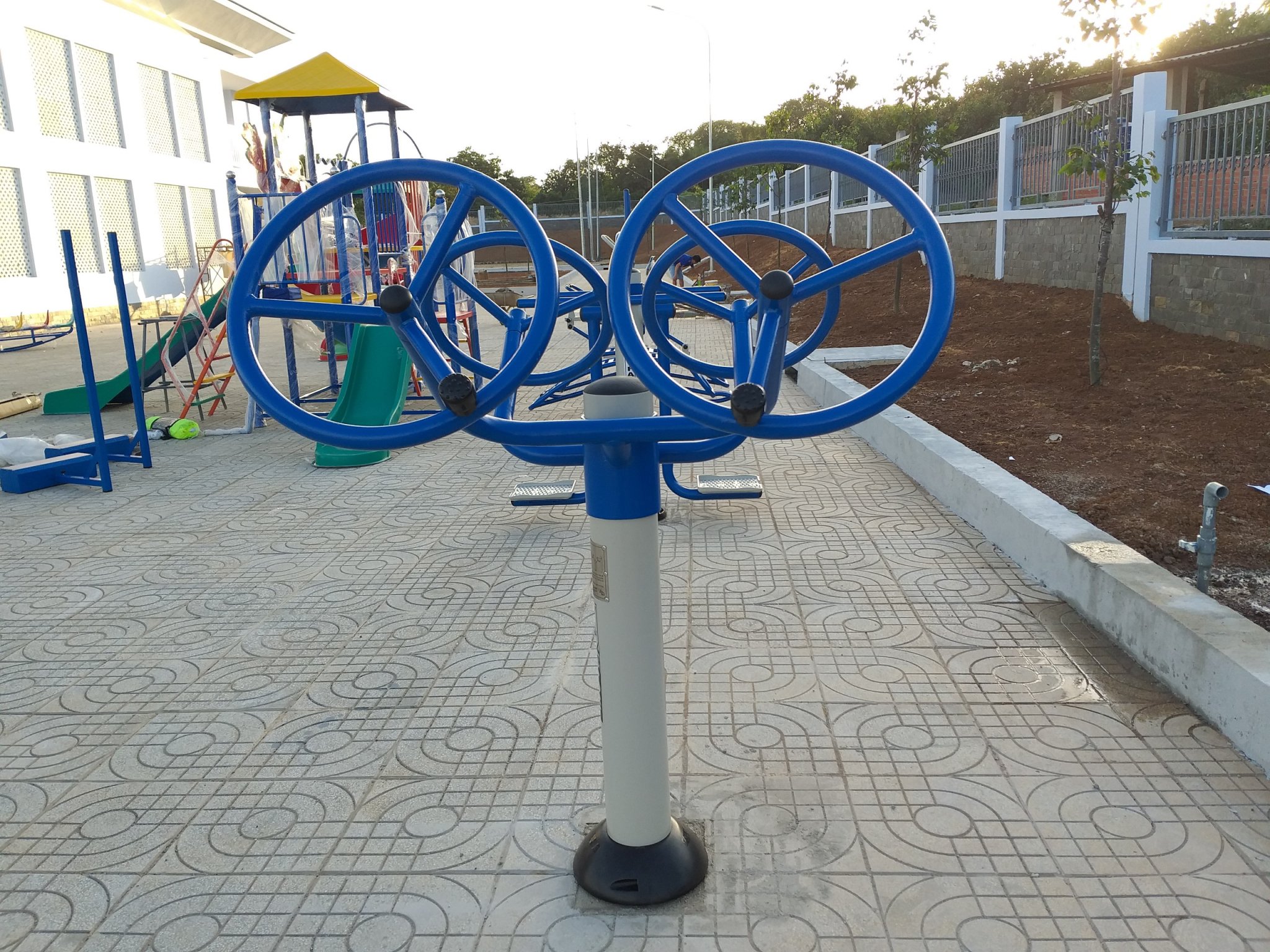 Hình ảnh thiết bị tay vai đôi tại công viên