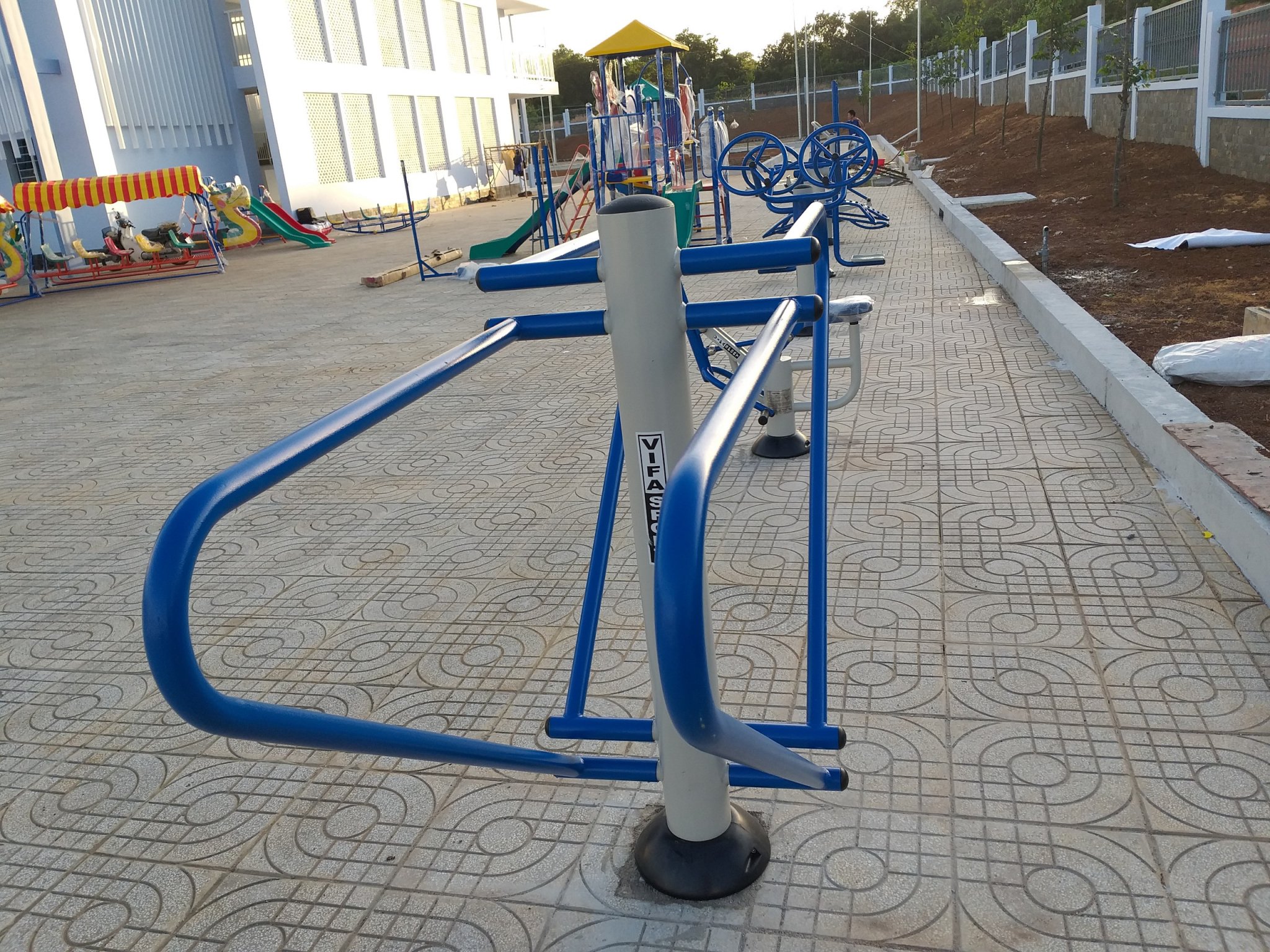 Hình ảnh thực tế thiết bị xà kép ngoài trời