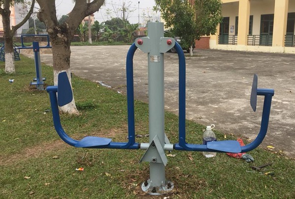 Hình ảnh thiết bị đạp chân ngoài trời