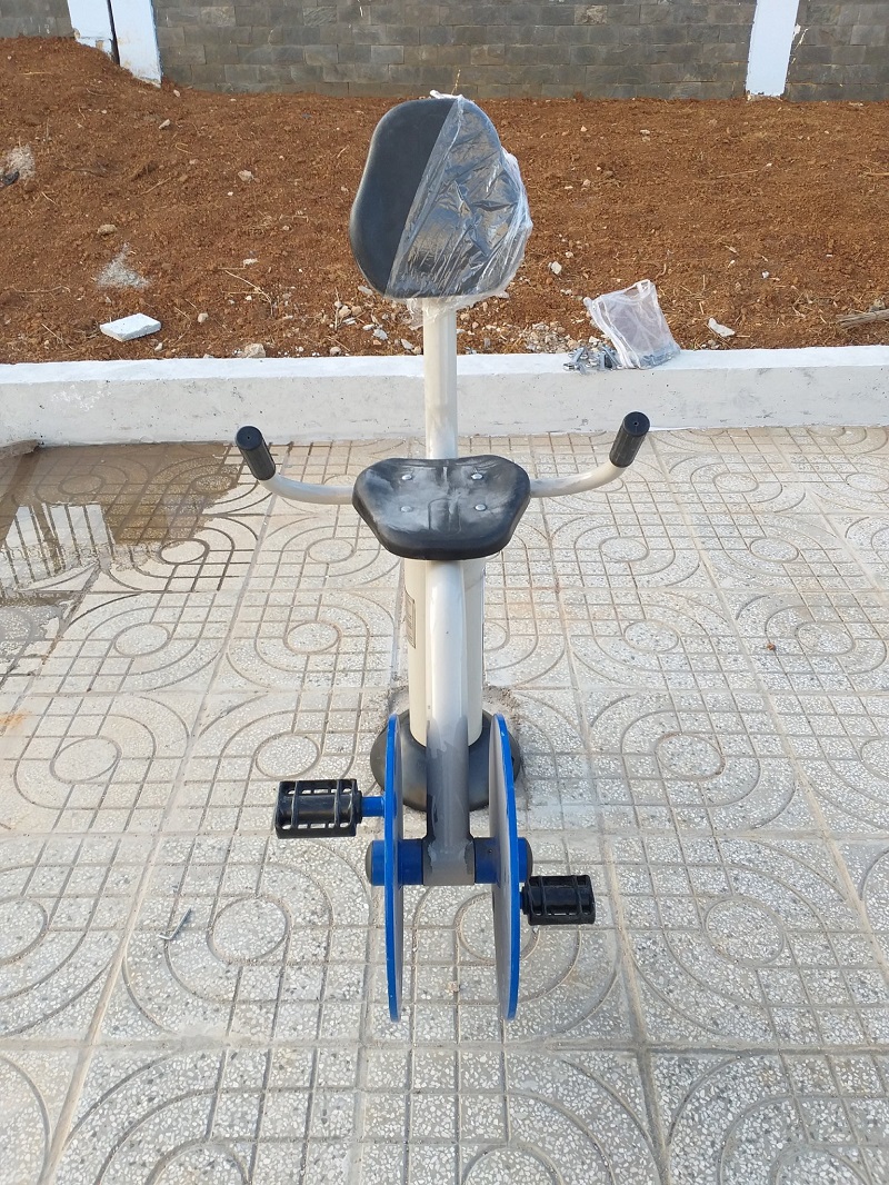 Hình ảnh lắp đặt xe đạp tựa lưng ngoài trời