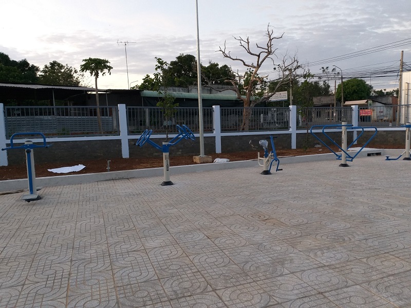 Hình ảnh lắp đặt thiết bị ngoài trời quanh nhà văn hóa