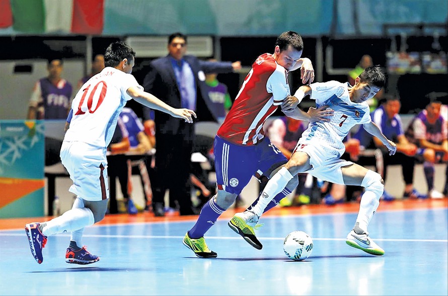 So với bóng đá thông thường thì bóng đá futsal có gì khác biệt