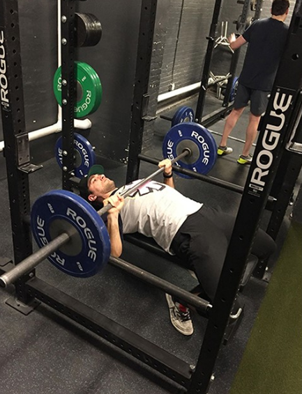 Động tác kéo tạ vào sát bụng