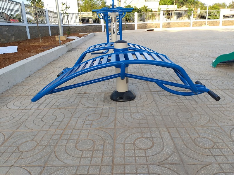 Hình ảnh dụng cụ tập lưng bụng ngoài trời